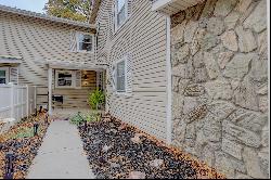 Desirable Townhome in Heather Gardens!