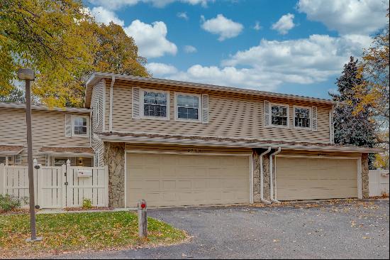 Desirable Townhome in Heather Gardens!