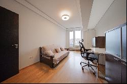 Multi-room apartment with a prestigious location on Slavyanska Street for sale