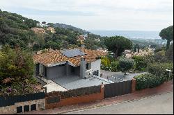 House with pool and sea views in Cabrils - Costa BCN