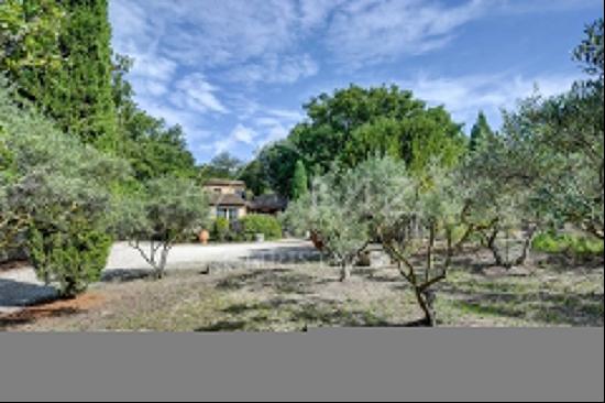 Property with a view of Lourmarin Castle