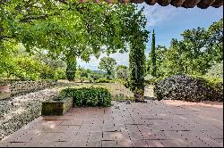 Property with a view of Lourmarin Castle