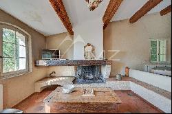 Property with a view of Lourmarin Castle