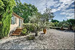 Property with a view of Lourmarin Castle