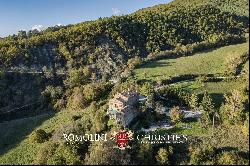 COUNTRY HOUSE WITH POOL FOR SALE IN A PANORAMIC POSITION IN UMBRIA