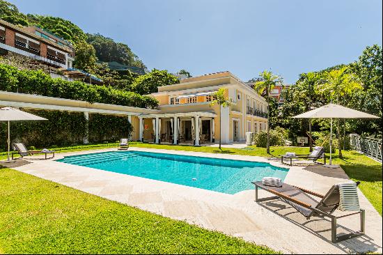 Grand residence with panoramic views and full infrastructure in Jardim Botanico