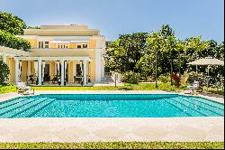 Grand residence with panoramic views and full infrastructure in Jardim Botânico