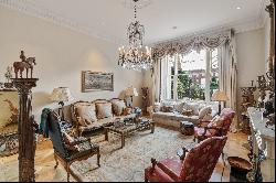 Exquisite three-bedroom apartment in a prestigious garden square