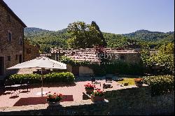 Enchanting borgo with church in the hills of Castiglion Fiorentino.