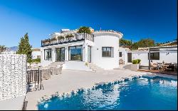 Fully renovated front line golf villa in Guadalmina Alta, Marbella 29670