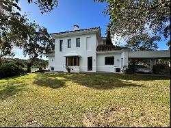 Elegant family villa with potential for renovation and offering , San Roque 11360