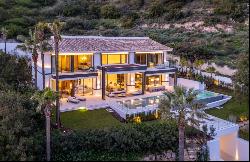 Breathtaking brand-new villa in the sought-after area of Cascada, Marbella 29602