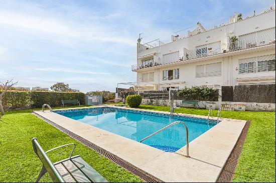 Exclusive duplex with direct access to the pool in a privileged location