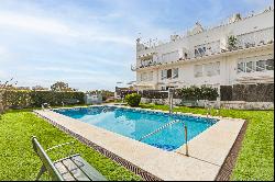 Exclusive duplex with direct access to the pool in a privileged location