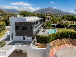 Impressive and modern property in Las Brisas.