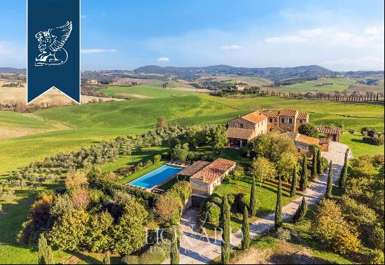 Luxurious agritourism resort with an olive grove and a view of the Crete Senesi for sale