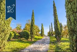 Luxurious agritourism resort with an olive grove and a view of the Crete Senesi for sale