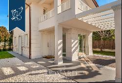 Modern villa with a garden for sale in the centre of Forte dei Marmi