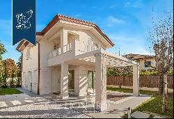 Modern villa with a garden for sale in the centre of Forte dei Marmi