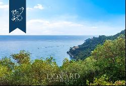 Prestigious property with garden and panoramic pool for sale on the coast of Liguria