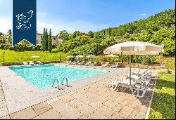 Splendid accommodation facility with swimming pool immersed in the Florentine hills for sa