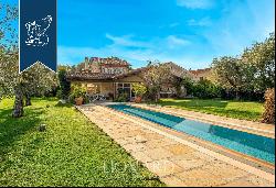 Wonderful estate with a vast garden and big entertainment spaces for sale in Pietrasanta