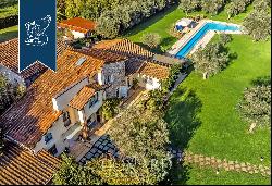 Wonderful estate with a vast garden and big entertainment spaces for sale in Pietrasanta