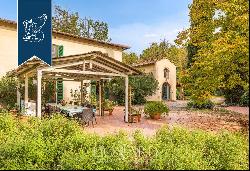 Elegant country estate for sale in Tuscany, between Florence and Siena