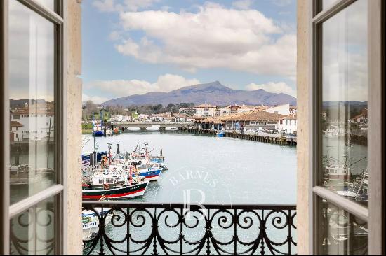 SAINT JEAN DE LUZ, 152 M² APARTMENT WITH VIEW OF THE PORT AND THE MOUNTAINS