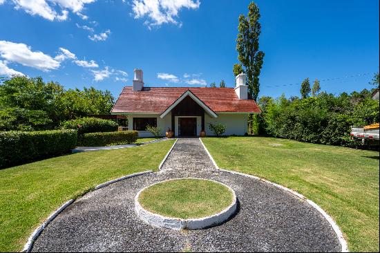 Elegant Residence in Barrio Golf