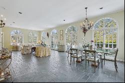 Meticulous Colonial Offers Exquisite Interiors