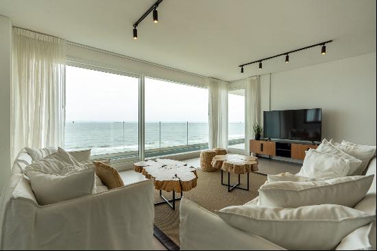 Exclusive first row apartment in Punta del Este