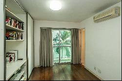 Wraparound balcony and exclusivity in a prime Rio location