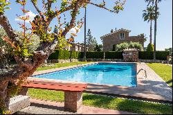 Elegant house in Mas Coll with garden, pool, views 20 min from Barcelona.