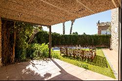 Elegant house in Mas Coll with garden, pool, views 20 min from Barcelona.