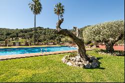 Elegant house in Mas Coll with garden, pool, views 20 min from Barcelona.