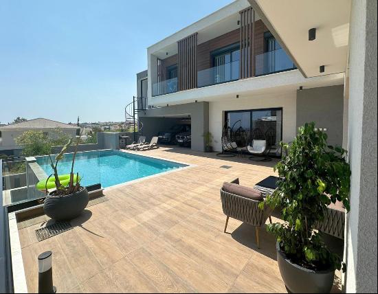 Modern Five Bedroom Villa With Infinity Pool in Limassol