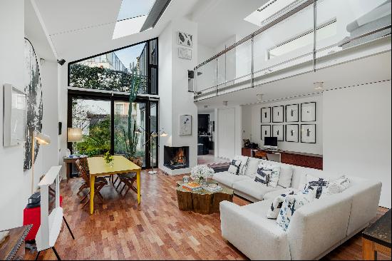 Architecturally designed lateral house with courtyard garden and roof terrace