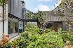 Architecturally designed lateral house with courtyard garden and roof terrace