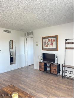 615 S Royal Crest Circle Unit 22, Las Vegas NV 89169