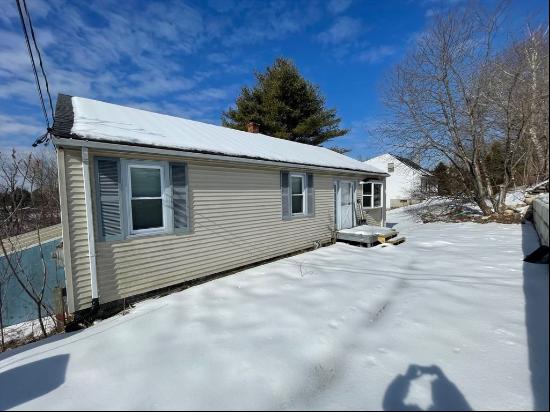 35 Ellis Rd, Southbridge MA 01550