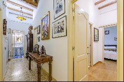 Beautiful apartment in one of the most emblematic streets of the Gothic Quarter.