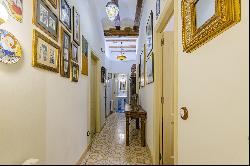 Beautiful apartment in one of the most emblematic streets of the Gothic Quarter.