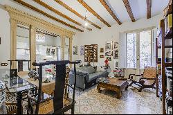 Beautiful apartment in one of the most emblematic streets of the Gothic Quarter.