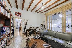 Beautiful apartment in one of the most emblematic streets of the Gothic Quarter.