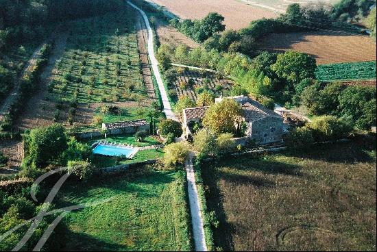 Former 17th-century coaching inn between Goult and Lacoste.