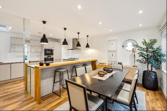 A 3 bedroom mews house to rent, SW1