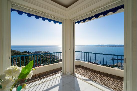 Apartment with magnificent panoramic sea view in Nice.