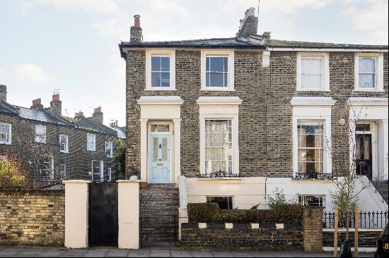 A charming period home available to rent in a superb location close to King's Cross and Ca