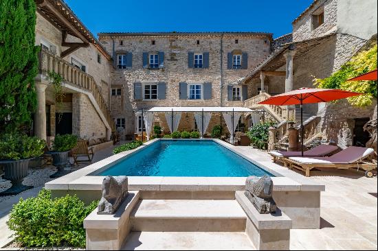 Elegant, renovated 15th-century residence just 15 km from Uzes